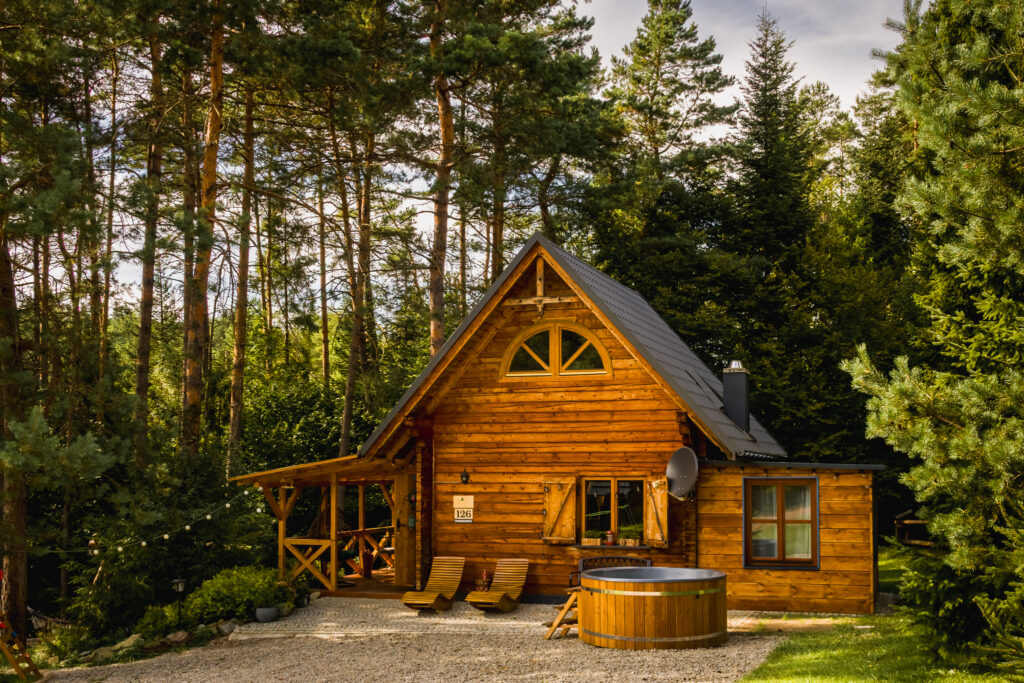 Domek w Smerekowcu w lesie z balią z jacuzzi i sauną w Beskidzie Niskim