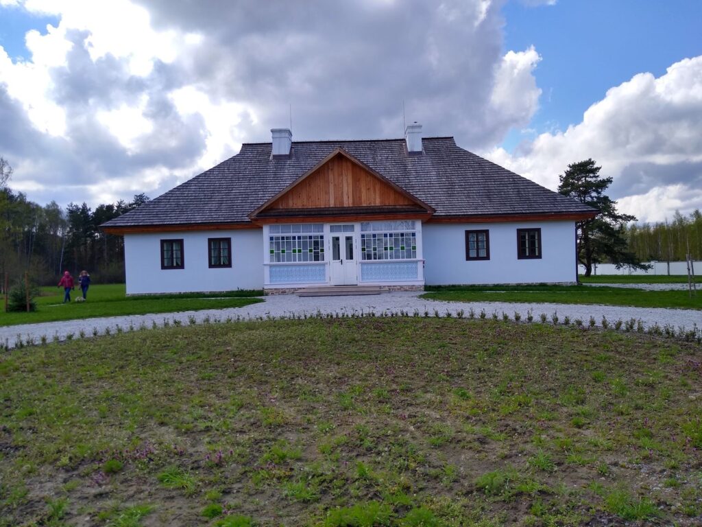 Drewniany dworek szlachecki w skansenie, Podkarpacie