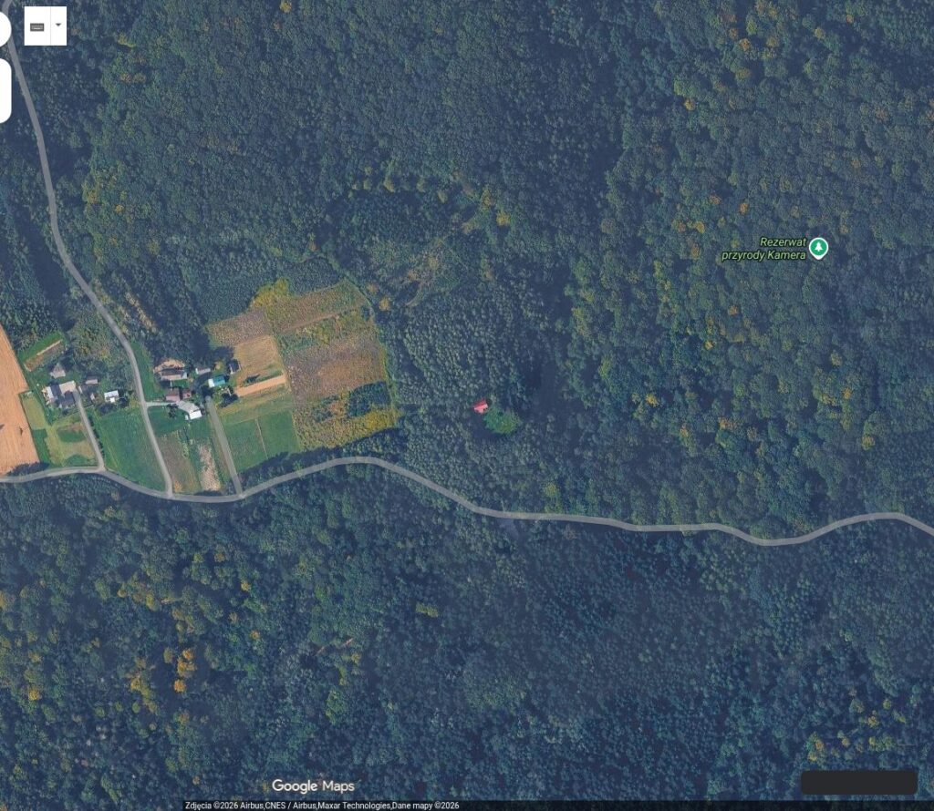 Kameralna Chata w srodku lasu, widok z gory, Smarzowa koło rezerwatu Kamera