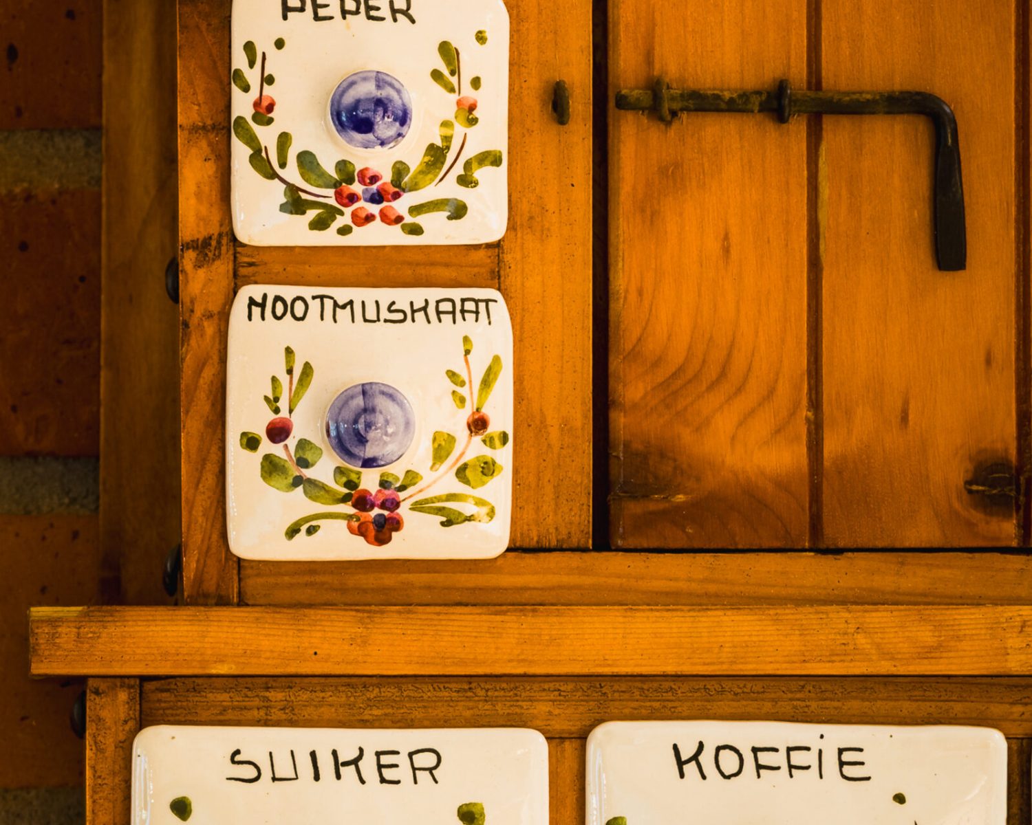 Jadalnia w Kameralnej Chacie, drewniane wnętrze