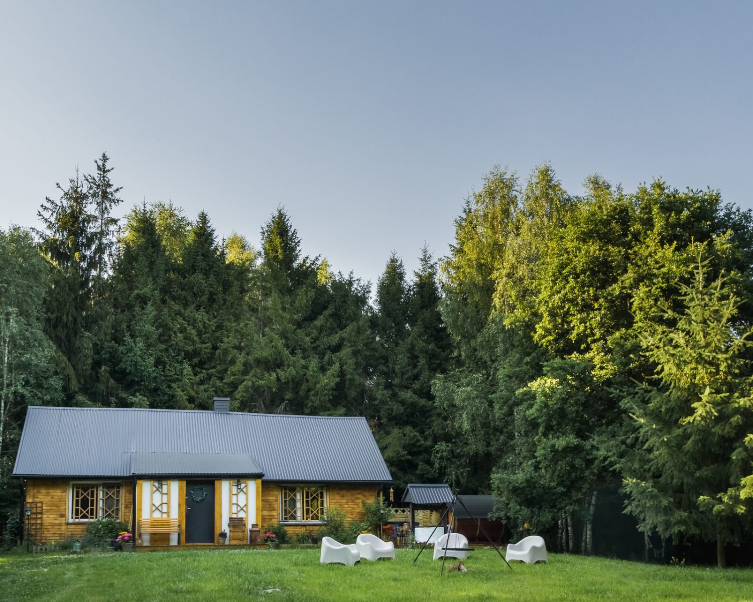 Kameralna Chata o zmierzchu, domek w lesie